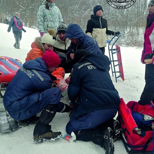 Спасатели РО РОССОЮЗСПАС Республики Крым оказывают помощь, пострадавшим при зимних катаниях